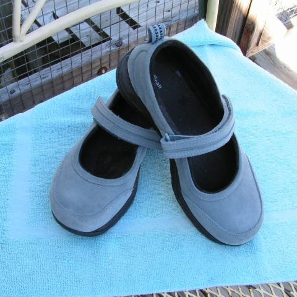 LL Bean Mary Jane shoes; size 8